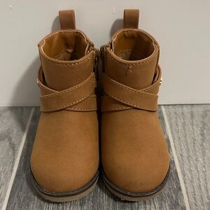 Place Brown Kids Boots with Straps